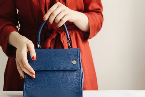 Догляд за шкіряною сумкою: очищення, кондиціонування й зберігання без заломів